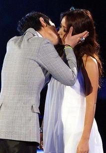 韩国明星亲吻图片,深情亲吻画面曝光